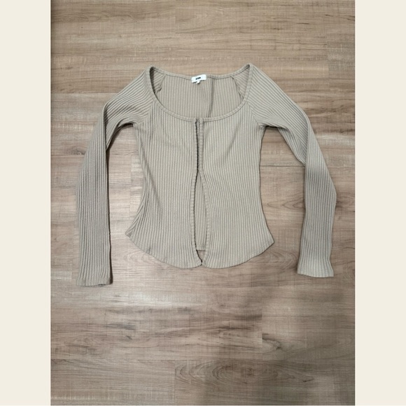 Joah Brown Hook & Eye Long Sleeve
Knit! Cross listed on Mercari and Curtsy! - Picture 2 of 4